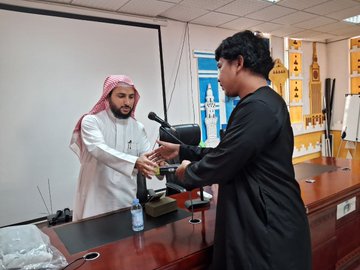 تنفيذ لقاء توعوي لطلاب معهد تعليم اللغة العربية بالتعاون مع وحدة التوعية الفكرية يوم الأحد 11-جمادى الأولى-1447